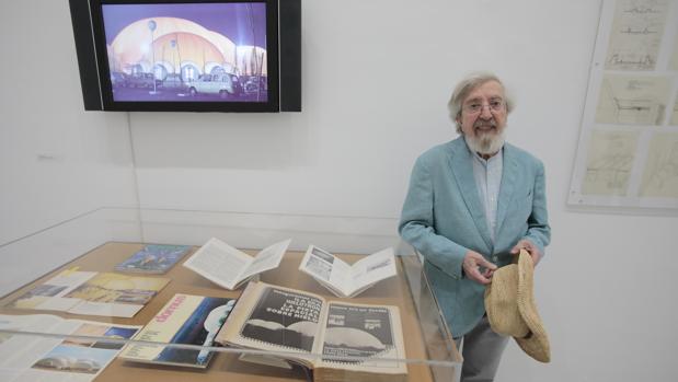 Prada Poole este jueves en la exposición junto a un ejemplar de ABC con publicidad del Hielotrón