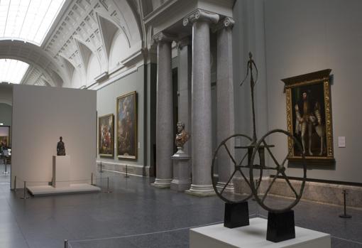 «El carro», de Giacometti, en la galería central del Prado, junto a obras de Tiziano