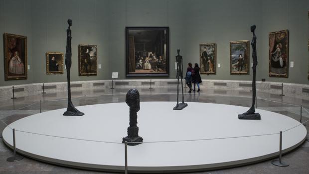 Cuatro esculturas de Giacometti, en la sala XII del Prado, con «Las Meninas» al fondo