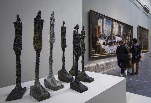 «Las mujeres de Venecia», de Giacometti, junto a «El Lavatorio», de Tintoretto, en la galería central del Prado