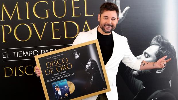 Miguel Poveda, con su disco de oro por «El tiempo pasa volando»