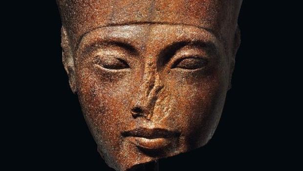 Detalle del busto que saldrá a subasta en Londres en junio si Egipto fracasa en su movilización