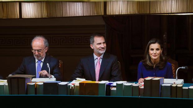 Don Felipe y Doña Letizia, junto con Santiago Muñoz Machado, director de la RAE, ayer durante el pleno de la institución