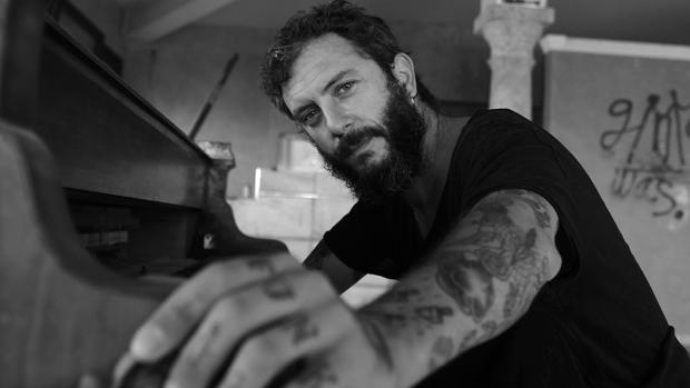 El artista gaditano, Juanito Makandé, disfruta del éxito de su nuevo disco 'El habitante de la tarde roja'