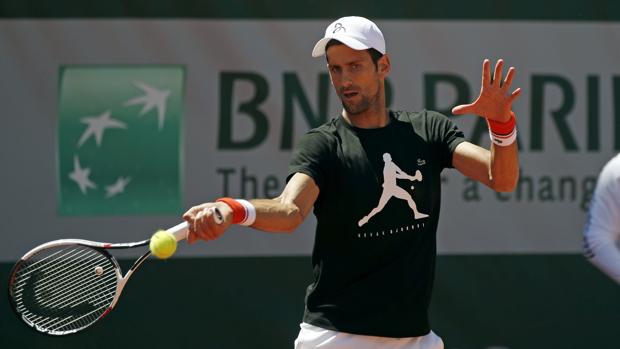 El serbio durante un entrenamiento en Roland Garros