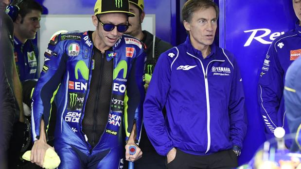 Valentino Rossi, con Lin Jarvis, antes de subirse a la moto en la FP1