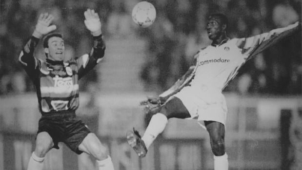 Paco Buyo (izq.) y George Weah (der.) disputan un balón en 1993