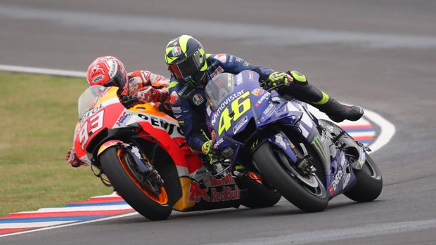 Momento del choque entr Márquez y Rossi