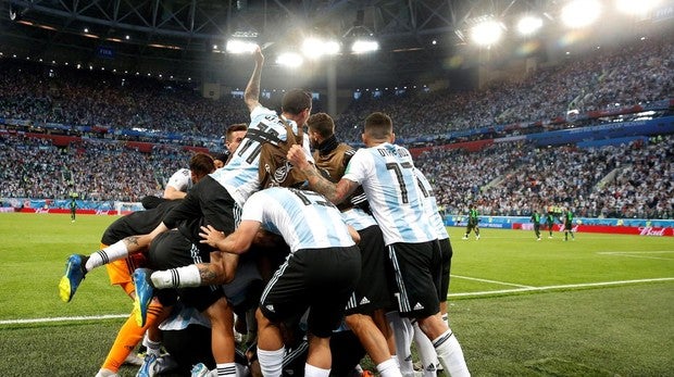 La selección argentina celebrando el gol que les daba la victoria ante Argentina en el Mundial
