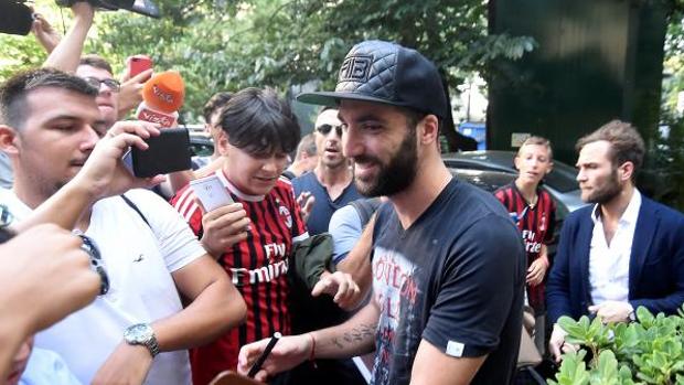 Decenas de fans esperaban a Higuaín en su llegada a Milán