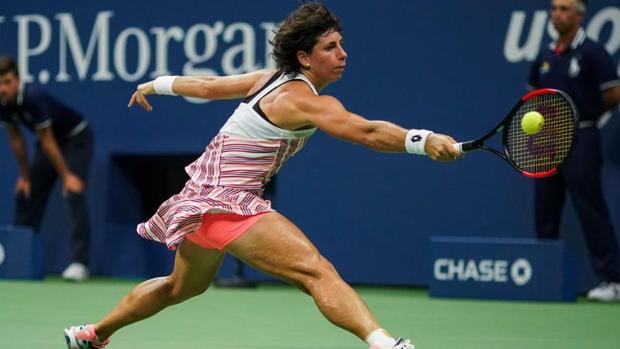 Carla Suárez devuelve una bola de revés ante María Sharapova