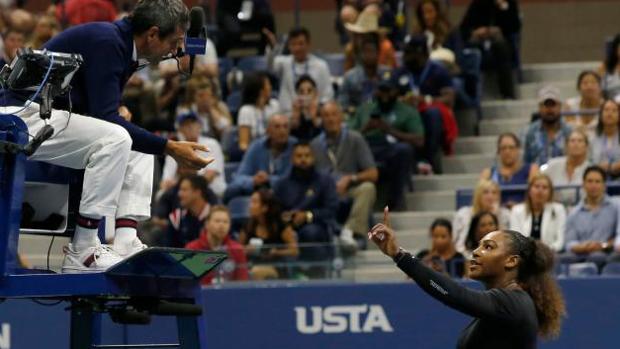 Serena Williams le recrimina al árbitro su decisión de penalizarla