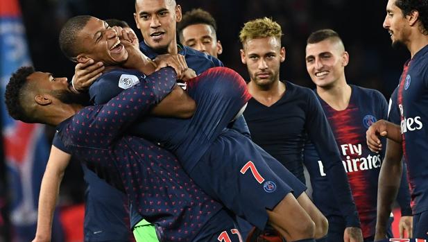 Mbappé, felicitado por sus compañeros