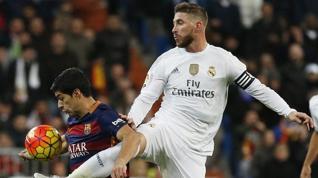 Sergio Ramos disputa un balón con Luis Suárez en un clásico del año 2015