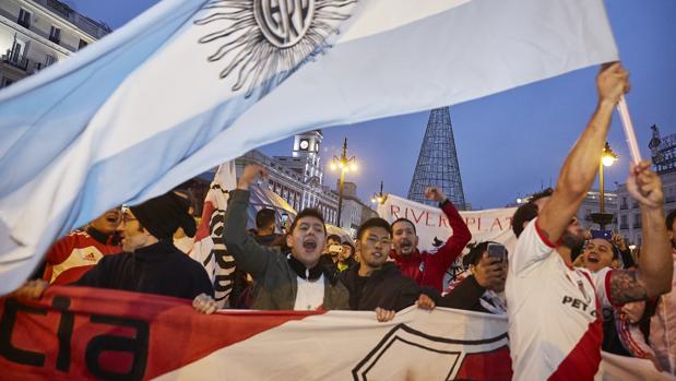 Aficionados de River Plate congregados en la Puerta del Sol en la previa de la ida