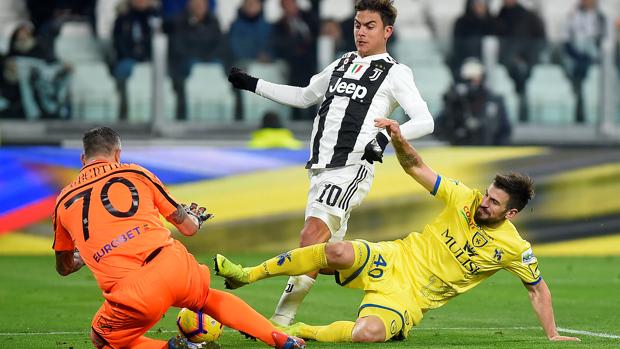 Sorrentino, en otra acción del partido ante Dybala