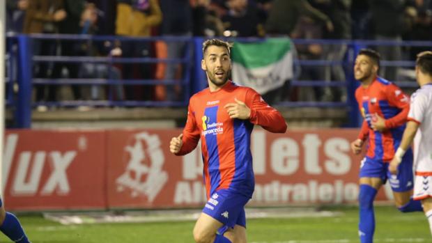 Perea celebra un gol del Extremadura.