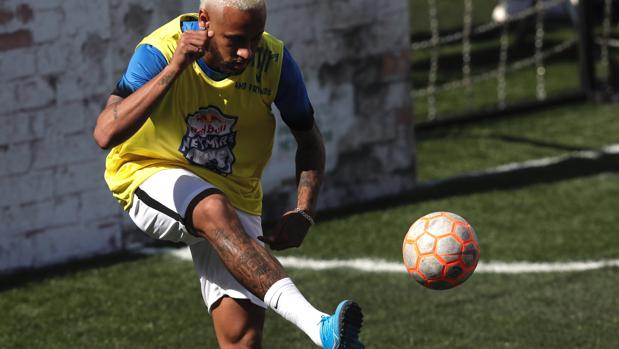 Neymar durante un entrenamiento con el PSG