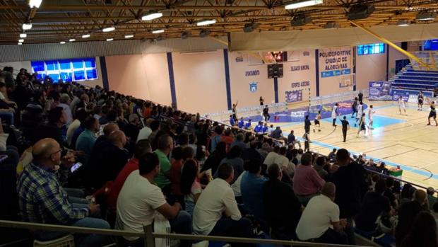 Imagen de un partido disputado en el Polideportivo Ciudad de Algeciras donde juega Udea en LEB Plata.