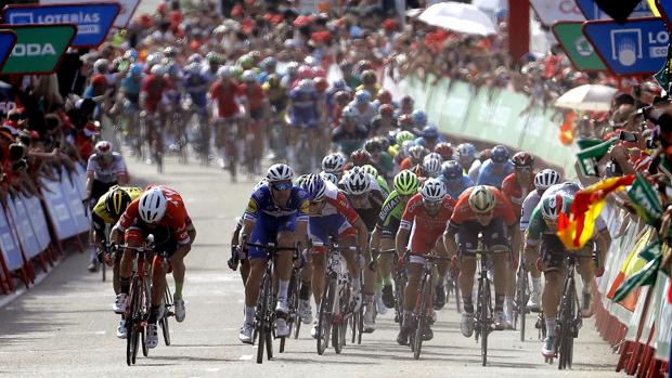 Velocistas en cabeza del pelotón en la pasada edición de La Vuelta