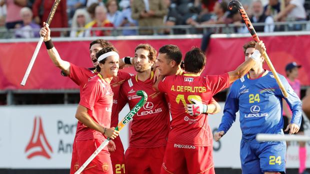 Los jugadores españoles festejan durante el partido frente a Holanda