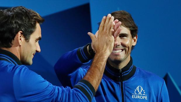 Federer y Nadal se saludan durante la Laver Cup