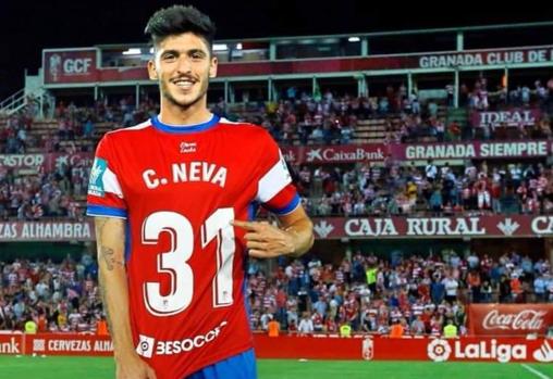 Carlos Neva posa con su camideta al revés tras el partido.