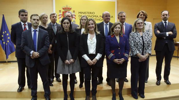 El ministro de Economía, Industria y Competitividad, Luis de Guindos, junto a la presidenta del Congreso, Ana Pastor, y los nuevos altos cargos del Ministerio que hoy han tomado posesión del cargo