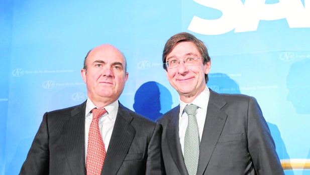 El ministro Luis de Guindos, con el presidente de Bankia, José Ignacio Goirigolzarri