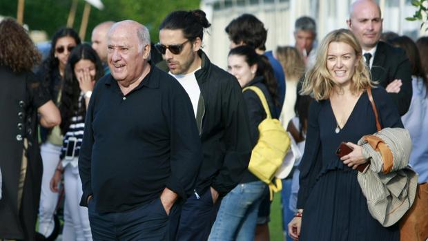 El fundador y primer accionista de Inditex, Amancio Ortega (centro) junto a su hija Sandra Ortega (dcha)