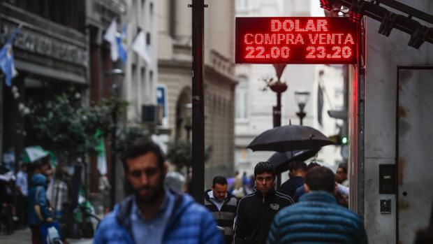 El dolar se disparó y alcanzó su record histórico