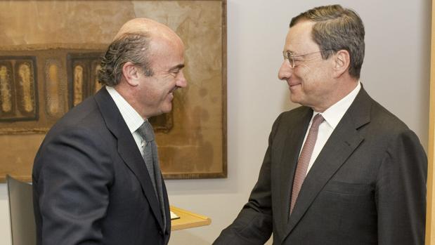 Luis de Guindos, nuevo vicepresidente del BCE, con el presidente Mario Draghi