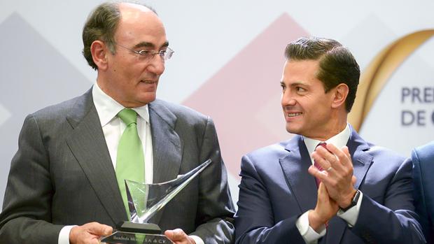 Galán y Peña Nieto, durante la entrega del premio