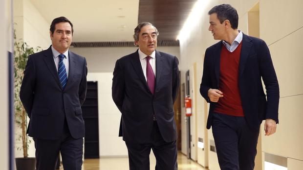 Pedro Sánchez (d), junto al presidente de CEOE, Juan Rosell (c), y el de CEPYME, Antonio Garamendi