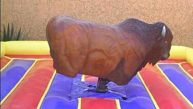 El tribunal ha admitido el recurso y afirmado en la sentencia que, según el atestado policial, el toro mecánico fue golpeado en el accidente, por lo que considera verosímil la versión del demandante