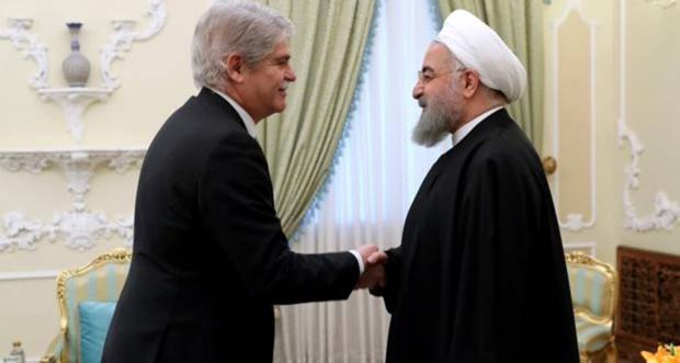 El exministro de Exteriores, Alfonso Dastis, junto al presidente iraní, Hasan Rohaní, en febrero pasado en Teherán