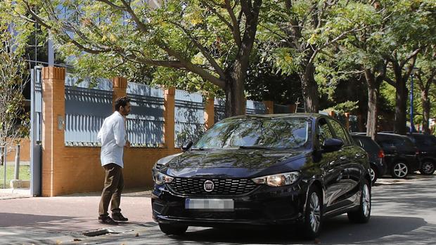 Un cliente a punto de subirse a un VTC en Sevilla