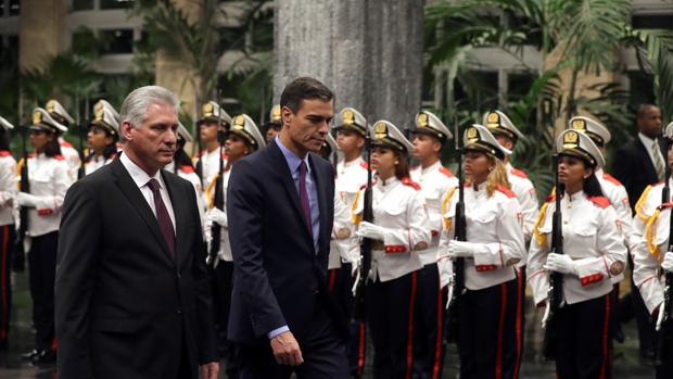 El presidente de Cuba, Miguel Díaz-Canel, junto con su homólogo español, Pedro Sánchez