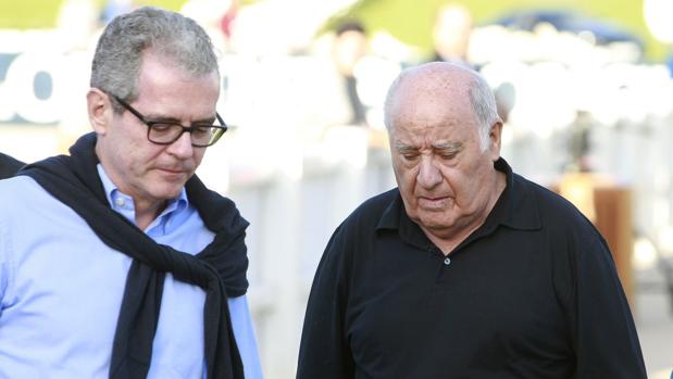 Amancio Ortega (d), dueño de Inditex, juneto al presidente de la cadena textil, Pablo Isla (i)