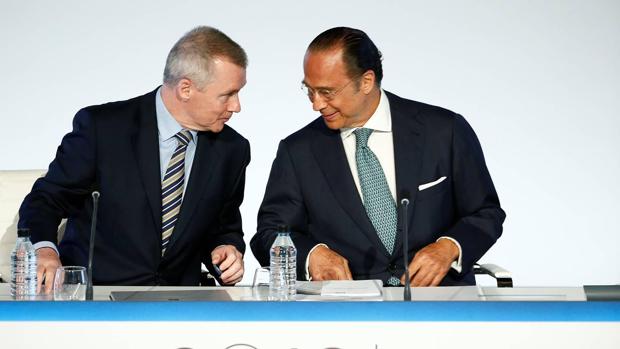 Antonio Vázquez, presidente de IAG, y Willie Walsh, consejero delegado del grupo, durante la junta de accionistas de este jueves