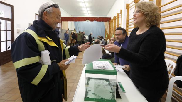 Todos los votos por correo se encuentran ya en las mesas electorales de Andalucía
