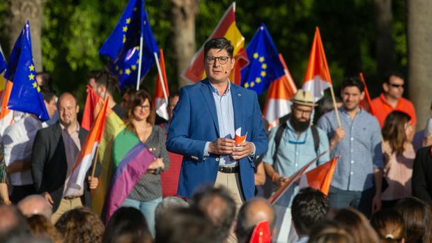 El candidato de Ciudadanos en Sevilla, Álvaro Pimentel, en un acto de campaña