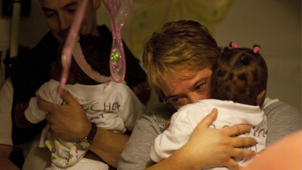 Unos padres abrazan a sus hijos en una foto de archivo