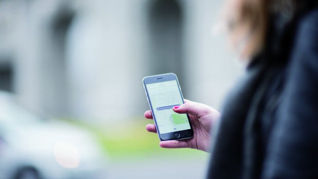 Una usuaria de Uber solicita el servicio de transporte desde la aplicación móvil