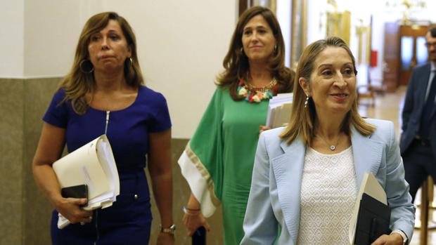 La presidenta del Congreso, Ana Pastor, junto a la secretaria primera de la Mesa, Alicia Sánchez-Camacho