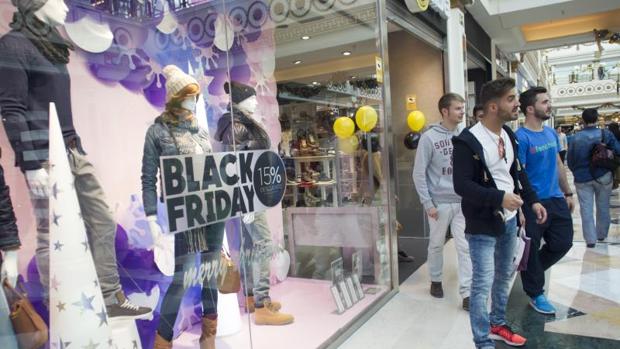 El escaparate de una tienda del centro comercial de Plaza Norte