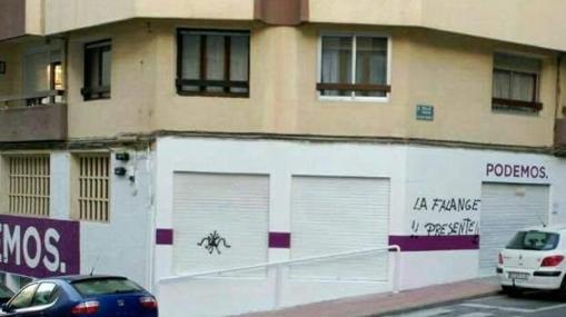 Una de las pintadas en el nuevo local de Podemos en Alicante, inaugurado el pasado sábado