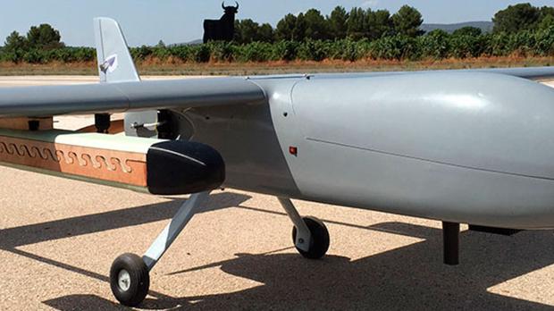 Modelo de dron con el depósito especial para lanzar insector esterilizados en pleno vuelo, en un lateral