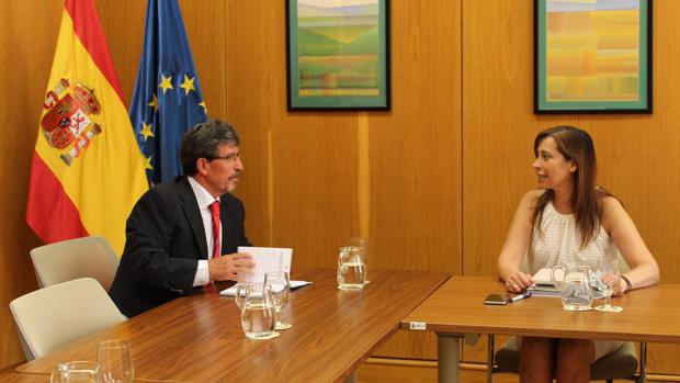 El director gerente de la Agencia del Agua de Castilla-La Mancha, Antonio Luengo Rodríguez, con Liana Ardiles