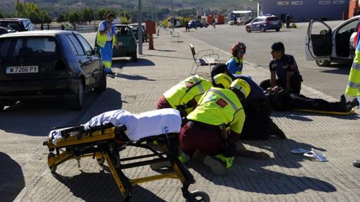 Los policías y los sanitarios atienden a las víctimas